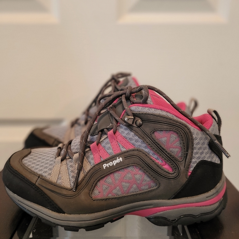Propet Peak walking shoe